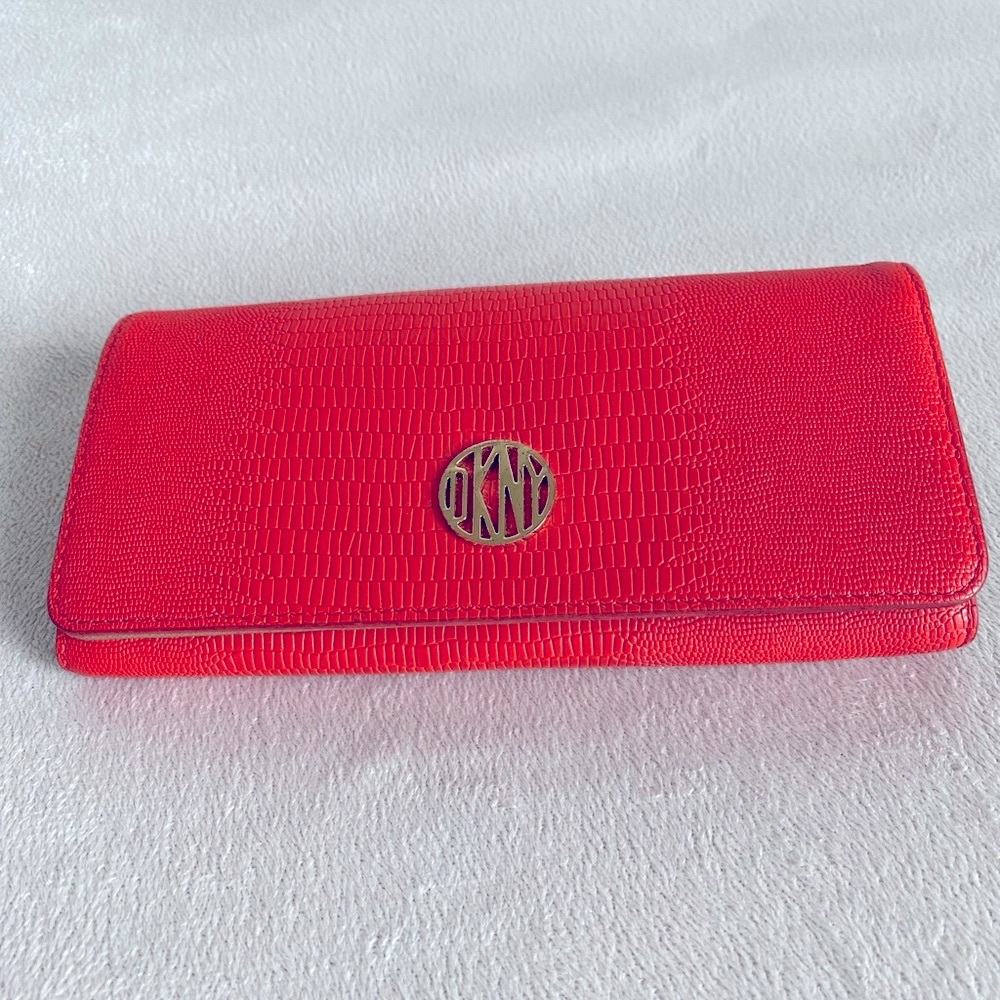 DKNY Vintage Coral color Wallet with Bills slots, credit card Slots & Coin. EUC